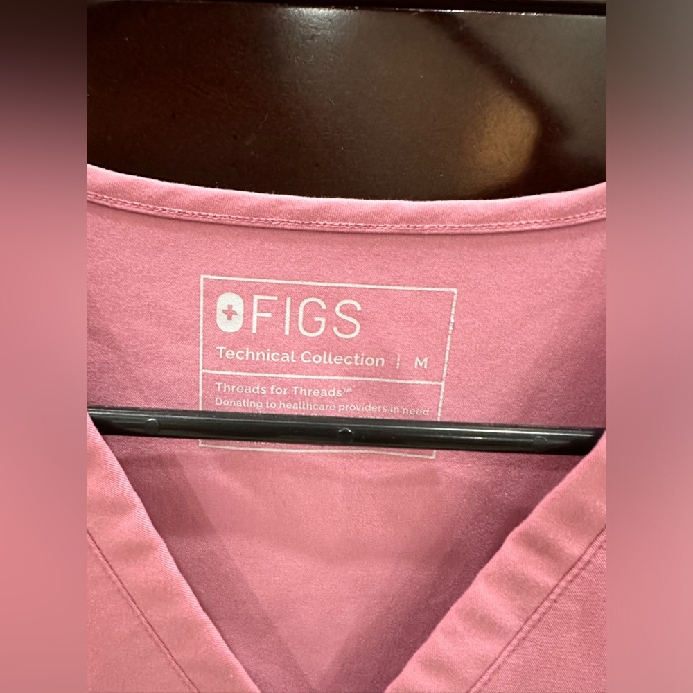 FIGS Casma top color chalky pink size medium
